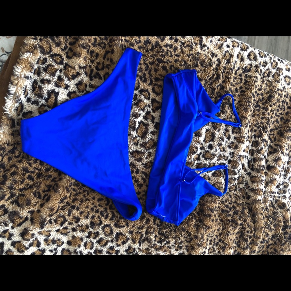 Bikini - Picture 3 of 3